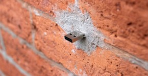 Dead Drops-Clés USB dans les murs