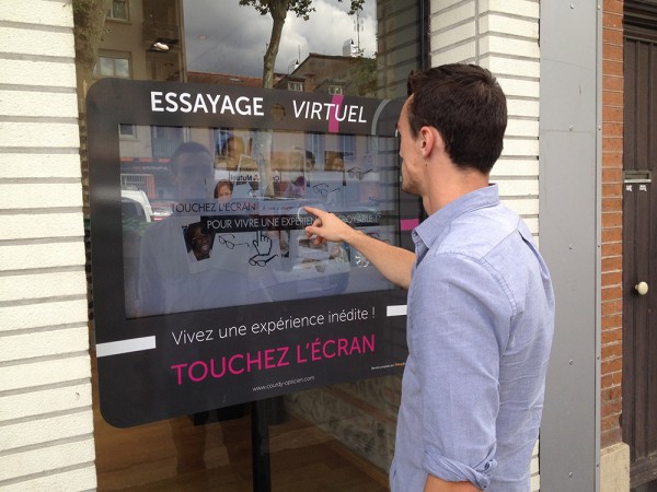 Vitrine-interactive-FittingBox-Courdy-Opticien-Toulouse